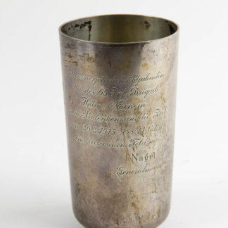 Becher, 1915/1916, Silber gestempelt, mit Inschrift: "Seinem treuen Adjutanten bei der 65. Inf. Brigade Hptm. von Einem (Curt von Einem * 31. Dezember 1880 in Northeim; † 25. Oktober 1939 in Göttingen, war ein deutscher Offizier, zuletzt Generalmajor) zum Andenken an die Zeit von 30.3.1915 bis 11.6.1916zm russischen Feldzug NAGEL (Hans Nagel) Generalmajor, Gebrauchsspuren. H: 11,5 cm, 161 g. www.beyreutehr.de