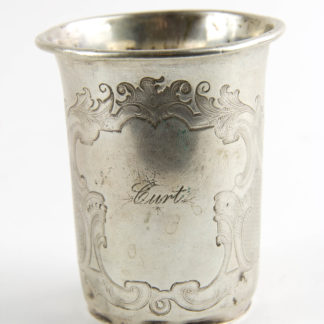 Becher, um 1870, Silber gestempelt, in gravierter Kartusche der Name: Curt, starke Gebrauchsspuren. H: 7 cm, 44,2 g.