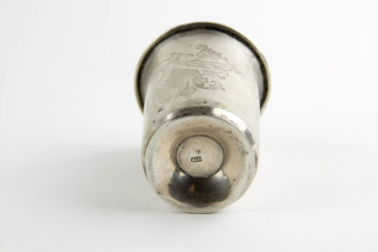 Becher, um 1870, Silber gestempelt, in gravierter Kartusche der Name: Curt, starke Gebrauchsspuren. H: 7 cm, 44,2 g.