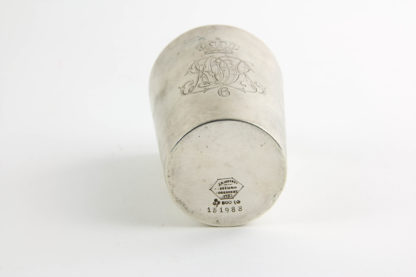 Becher, um 1900, 800er Silber, gestempelt, graviert mit dem Monogramm des Magdeburger Dragoner-Regiments Nr. 6, rückseitig: in Treue 27.1.1941, wohl später, Gebrauchsspuren.H: 7,6 cm, 75 g.