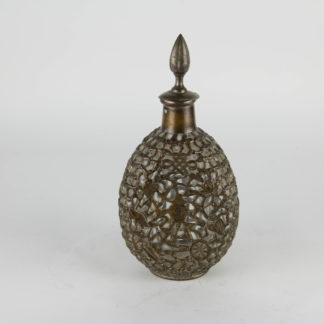 Karaffe, China, (wohl Hongkong) um 1900, netzartig mit versilberten Kupferdraht überzogene Glasflasche, verziert mit buddhistischen Symbolen, berieben, Gebrauchsspuren. H: 28 cm, www.beyreuther.de