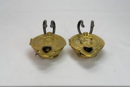 Paar Öllampen, um 1900, im Antiken Stil, Messing, Griffe als Schlangen aus Eisen, beim Zusammendrücken der Schlangen entzündet sich der Docht, Mechanik zu überholen, selten und originell. B: 7 cm, H: 10 cm, L. 17 cm.