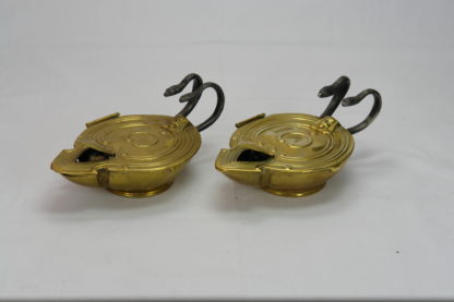 Paar Öllampen, um 1900, im Antiken Stil, Messing, Griffe als Schlangen aus Eisen, beim Zusammendrücken der Schlangen entzündet sich der Docht, Mechanik zu überholen, selten und originell. B: 7 cm, H: 10 cm, L. 17 cm. www.beyreuther.de