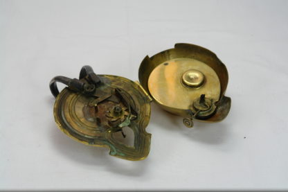 Paar Öllampen, um 1900, im Antiken Stil, Messing, Griffe als Schlangen aus Eisen, beim Zusammendrücken der Schlangen entzündet sich der Docht, Mechanik zu überholen, selten und originell. B: 7 cm, H: 10 cm, L. 17 cm.