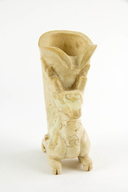 Ziergefäß, 20. Jh., im Stil der Zhou Dynastie, Speckstein geschnitzt, Handarbeit, Hirsch mit Vase, ein Fuß geklebt, sehr dekorativ. H: 15cm.