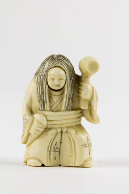 Netsuke, Japan, Meiji Zeit, Elfenbein, geschnitzte Figur mit Hammer, Daikoku einer, der 7 Glücksgötter, mit Wechselgesicht für gut und böse, Gebrauchsspuren. H: 4,8 cm.