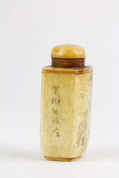 Schnupftabak-Dose, um 1900, wohl China, Bein, umlaufend verziert mit geschwärzten, gravierten Darstellungen einer Frau und Schriftzeichen. H: 6 cm.