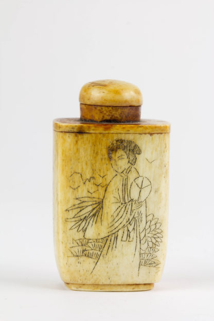Schnupftabak-Dose, um 1900, wohl China, Bein, umlaufend verziert mit geschwärzten, gravierten Darstellungen einer Frau und Schriftzeichen. H: 6 cm. www.beyreuther.de