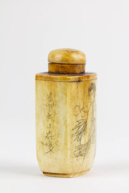 Schnupftabak-Dose, um 1900, wohl China, Bein, umlaufend verziert mit geschwärzten, gravierten Darstellungen einer Frau und Schriftzeichen. H: 6 cm.