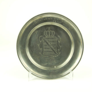 Zinnteller, deutsch, Sachsen, verziert mit dem Sächsischen Wappen, bez. Battal:Tamb: C.F. Groschupf, 1832, rückseitig mit Marken, Gebrauchsspuren. D: 22 cm. www.beyreuther.de