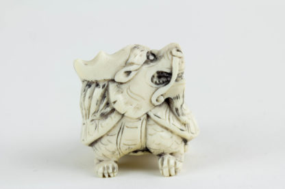 Figur, China, 19./20. Jh., Bixie (eine Figur der chinesischen Mythologie, ein Wesen mit dem Körper einer Schildkröte und dem Kopf eines Drachen), Elfenbein, geschnitzt und geschwärzt. L: 4 cm.