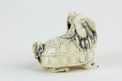 Figur, China, 19./20. Jh., Bixie (eine Figur der chinesischen Mythologie, ein Wesen mit dem Körper einer Schildkröte und dem Kopf eines Drachen), Elfenbein, geschnitzt und geschwärzt. L: 4 cm.