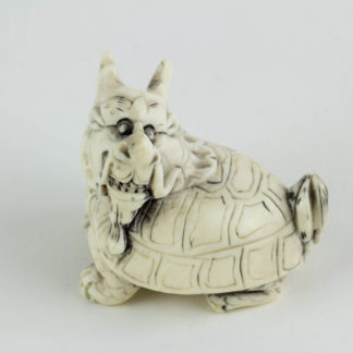 Figur, China, 19./20. Jh., Bixie (eine Figur der chinesischen Mythologie, ein Wesen mit dem Körper einer Schildkröte und dem Kopf eines Drachen), Elfenbein, geschnitzt und geschwärzt. L: 4 cm. www.beyreuther.de