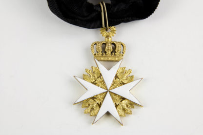 Johanniter-Orden, Preußen, Anf. 20. Jh., Kreuz der Rechtsritter, Bronze vergoldet, weiß emailliert, starke Ausplatzer, restauriert, getragenes Stück.
