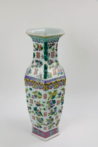 Große Vase, China, 20. Jh., umlaufend bemalt mit Glückssymbolen in Emaillemalerei, am Fuß bestoßen, sonst unbeschädigt, gute Qualität. H: 61 cm.