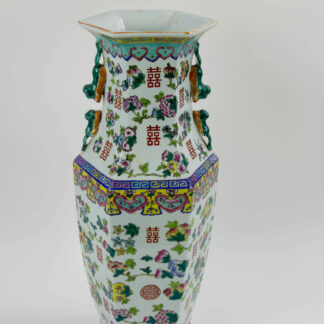Große Vase, China, 20. Jh., umlaufend bemalt mit Glückssymbolen in Emaillemalerei, am Fuß bestoßen, sonst unbeschädigt, gute Qualität. H: 61 cm. www.beyreuther.de