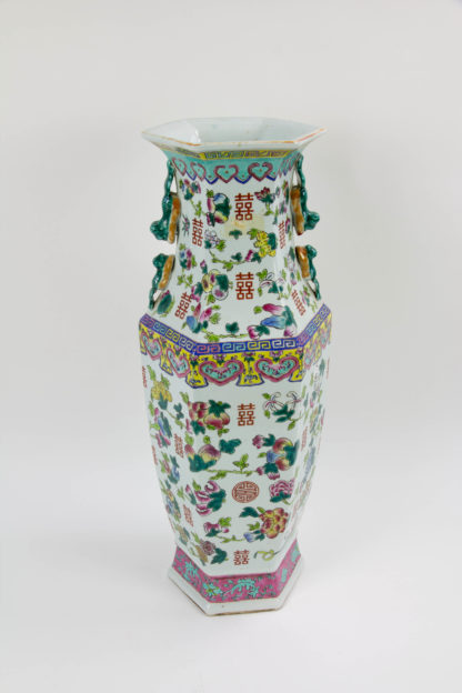 Große Vase, China, 20. Jh., umlaufend bemalt mit Glückssymbolen in Emaillemalerei, am Fuß bestoßen, sonst unbeschädigt, gute Qualität. H: 61 cm.
