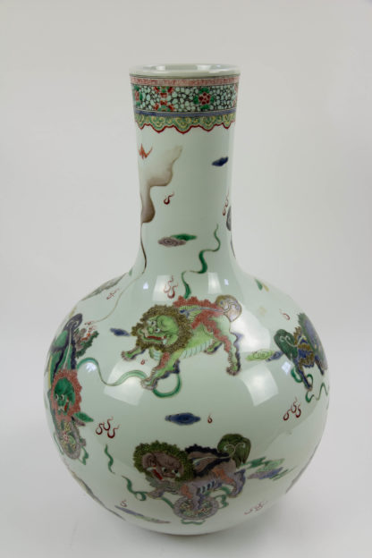 Vase, China, 19./20. Jh., gemarkt Yongzheng, umlaufend polychrom bemalt mit Fo-Hunden, sehr feine und hochwertige Malerei, unbeschädigt. H: 61 cm.