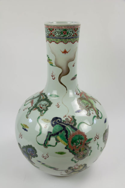 Vase, China, 19./20. Jh., gemarkt Yongzheng, umlaufend polychrom bemalt mit Fo-Hunden, sehr feine und hochwertige Malerei, unbeschädigt. H: 61 cm.