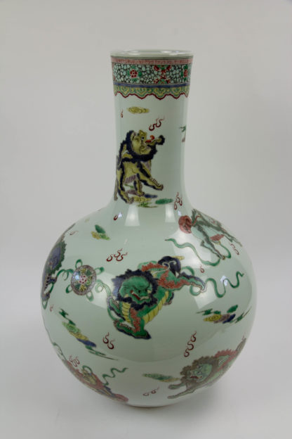 Vase, China, 19./20. Jh., gemarkt Yongzheng, umlaufend polychrom bemalt mit Fo-Hunden, sehr feine und hochwertige Malerei, unbeschädigt. H: 61 cm. www.beyreuther.de