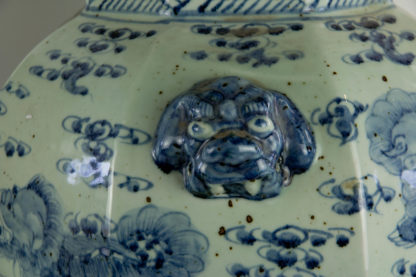 Paar Vasen, China, Mitte 20. Jh., umlaufend mit Fo-Hunden und Ornamenten in Blaumalerei verziert, Handhaben in Form von Löwenköpfen, Deckelbekrönung als plastische Fo-Hunde gearbeitet, sehr dekorativ, unbeschädigt, Gebrauchsspuren. H: 68 cm, D: 36 cm.