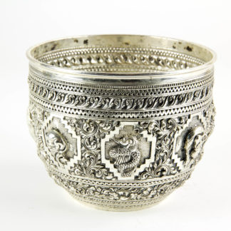 Schale, Burma, vor 1852, Silber, fein getrieben und ziseliert, verziert mit Kartuschen mit Fabelwesen und Rankenornamentik, auf Unterseite graviert mit bekrönten V für Victoria, Prinzessin von Großbritannien, älteste Tochter von Königin Victoria von England, und spätere Kaiserin von Deutschland, bezeichnet "Erbstück J.M.d. Kaiserin Friedrich, (18040-1901), zwischen Schriftzug bekröntes Monogramm mir drei verschlungenen C für Charlotte von Sachsen-Meiningen, ihrer Tochter", guter Zustand. H: 10 cm, 350 g. www.beyreuther.de