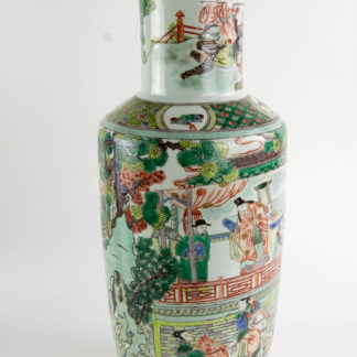 Vase, China, 19./20. Jh., ungemarkt, umlaufend reichlich verziert mit Palastdarstellungen und Figuren-Szenen in polychromer Malerei, unbeschädigt, Gebrauchsspuren. H: 44,5 cm.