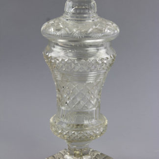 Deckelpokal, erste Hälfte 19. Jh, Glas geschliffen, kelchförmige Kuppa auf quadratischen Sockel, mit Deckel, unbeschädigt. H: 35 cm. www.beyreuther.de