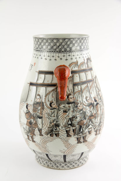 Vase, China, erste Hälfte 20. Jh., verziert mit mythologischer Drachendarstellung in rot-schwarzer Malerei, rote Handhaben in Firm von Elefantenköpfen, unbeschädigt. H: 37 cm.