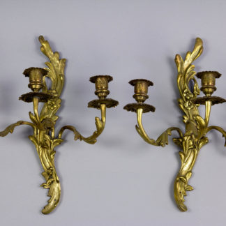 Paar Wandleuchter, 20. Jh., Messingguss, barocke Form, dreiarmig, sehr dekorativ, Gebrauchsspuren. B: 30 cm, H: 25 cm. www.beyreuther.de