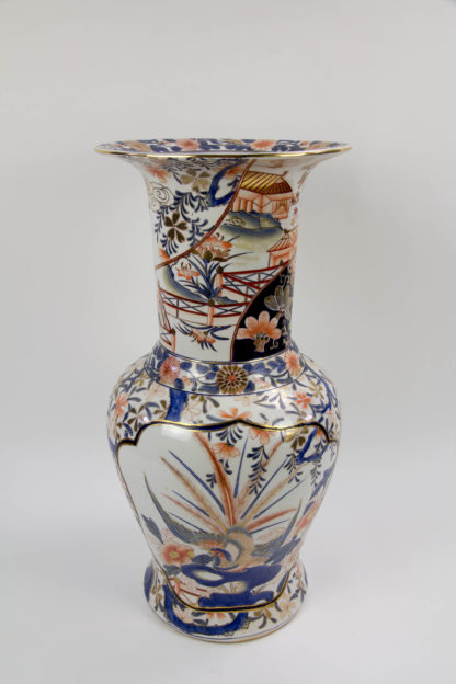 Vase, 20. Jh., Keramik, polychrom, im japanischen Stil bemalt mit Blüten und Landschaftsdarstellungen in Kartuschen, leichte Gebrauchsspuren. H: 60 cm. www.beyreuther.de