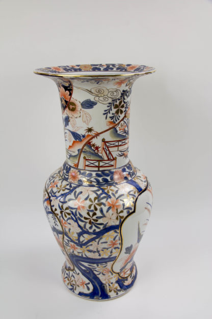 Vase, 20. Jh., Keramik, polychrom, im japanischen Stil bemalt mit Blüten und Landschaftsdarstellungen in Kartuschen, leichte Gebrauchsspuren. H: 60 cm.