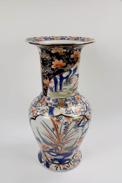 Vase, 20. Jh., China, Keramik, polychrom, im japanischen Stil bemalt mit Blüten und Landschaftsdarstellungen in Kartuschen, leichte Gebrauchsspuren. H: 60 cm.