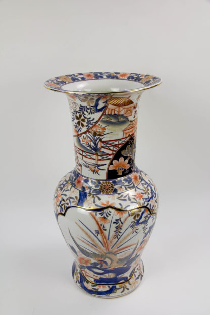 Vase, 20. Jh., Keramik, polychrom, im japanischen Stil bemalt mit Blüten und Landschaftsdarstellungen in Kartuschen, leichte Gebrauchsspuren. H: 60 cm.