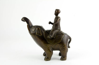 Weihrauchbrenner, China, 19. Jh., Bronze, Junge auf Elefanten sitzend, mit Silber- und Goldeinlagen, ein Arm fehlt. H: 22 cm. Incense burner, China, bronze, boy on an elephant, with silver- and gold inlays, one arm missing. H: 22 cm. www.beyreuther.de