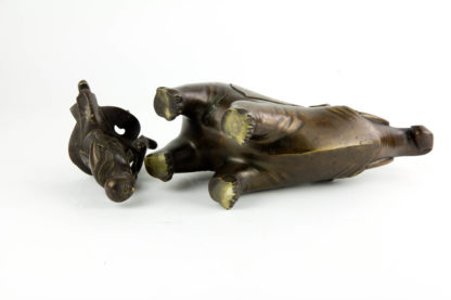 Weihrauchbrenner, China, 19. Jh., Bronze, Junge auf Elefanten sitzend, mit Silber- und Goldeinlagen, ein Arm fehlt. H: 22 cm. Incense burner, China, bronze, boy on an elephant, with silver- and gold inlays, one arm missing. H: 22 cm.