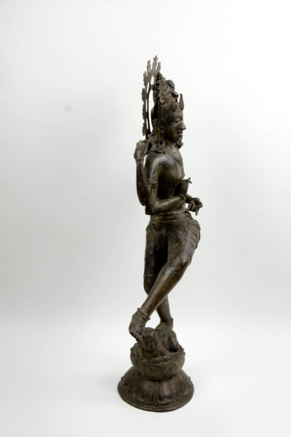 Große Figur, Indien, erste Hälfte 20. Jh., Bronze, tanzender Shiva (Shiva führt einen kosmischen Tanz auf, der die Schöpfung, Zerstörung und Wiedererschaffung des Universums symbolisiert. Die Figur zählt heute im Westen zu den bekanntesten Symbolen des Hinduismus.), im Stil des 13. Jh., Guss aus verlorener Form, guter Zustand. H: 96 cm.