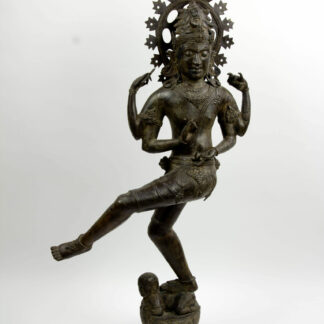 Große Figur, Indien, erste Hälfte 20. Jh., Bronze, tanzender Shiva (Shiva führt einen kosmischen Tanz auf, der die Schöpfung, Zerstörung und Wiedererschaffung des Universums symbolisiert. Die Figur zählt heute im Westen zu den bekanntesten Symbolen des Hinduismus.), im Stil des 13. Jh., Guss aus verlorener Form, guter Zustand. H: 96 cm. www.beyreuther.de