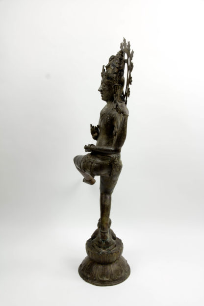 Große Figur, Indien, erste Hälfte 20. Jh., Bronze, tanzender Shiva (Shiva führt einen kosmischen Tanz auf, der die Schöpfung, Zerstörung und Wiedererschaffung des Universums symbolisiert. Die Figur zählt heute im Westen zu den bekanntesten Symbolen des Hinduismus.), im Stil des 13. Jh., Guss aus verlorener Form, guter Zustand. H: 96 cm.