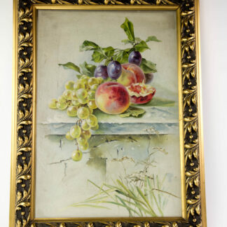 Gemälde, um 1900, Öl auf Pappe, unsigniert, herbstliches Stillleben mit Pfirsichen, Weintrauben Pflaumen und Gräsern, vergoldeter Stuckrahmen, guter Zustand. B: 40 cm, H: 54 cm. www.beyreuther.de
