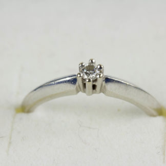 Ring, 585er Weißgold gestempelt, besetzt mit einem kleinen Brillanten, getragen, Gebrauchsspuren, Ringgröße 52, ca. 16,6 mm. www.beyreuther.de