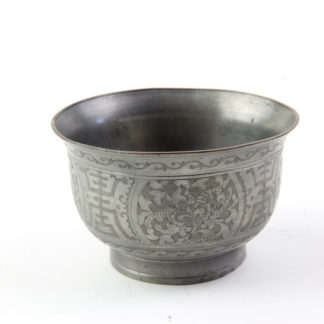 Teeschale, China, Anf. 20. Jh., Zinn, umlaufend mit floralen Ornamenten graviert, Kupferring als Abschluss, guter Zustand. H: 5,5 cm, D: 8,5 cm. www.beyreuther.de