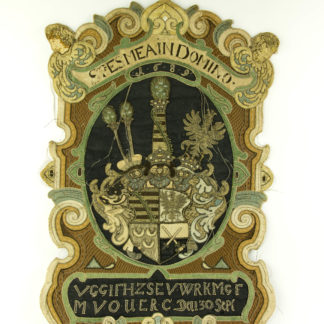 Gesticktes Wappen aus einem Castrum Doloris, auf Stoff, Wappen des letzten Herzogs von Sachsen Lauenburg, Julius Franz (1641-1689), im oberen Teil Schriftzug "SPESMEA IN DOMINO" (in Hoffnung auf den Herren), unter Wappen in Kartusche Buchstabenfolge: V-G-G-I-F-H-Z-S-E-V-W-R-K-MG-FM-V-O-U-E-R-C dem 30.Sept - von Gottes Gnaden Julius Franz Herzog zu Sachsen Eger Westfalen, Ratzeburg, Kaiserlicher Maximus, General Feld Marschall und Oberist über ein Regiment Cürassiere, den 30. Sept 1689, für das Alter sehr guter Zustand, H: 66 cm, B: 46 cm. www.beyreuther.de