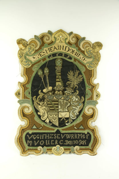 Gesticktes Wappen aus einem Castrum Doloris, auf Stoff, Wappen des letzten Herzogs von Sachsen Lauenburg, Julius Franz (1641-1689), im oberen Teil Schriftzug "SPESMEA IN DOMINO" (in Hoffnung auf den Herren), unter Wappen in Kartusche Buchstabenfolge: V-G-G-I-F-H-Z-S-E-V-W-R-K-MG-FM-V-O-U-E-R-C dem 30.Sept - von Gottes Gnaden Julius Franz Herzog zu Sachsen Eger Westfalen, Ratzeburg, Kaiserlicher Maximus, General Feld Marschall und Oberist über ein Regiment Cürassiere, den 30. Sept 1689, für das Alter sehr guter Zustand, H: 66 cm, B: 46 cm. www.beyreuther.de