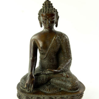 Buddha Shakyamuni – Der Weise aus dem Geschlecht der Shakya, 19./20. Jh., Kupfer-Bronze, klassische Darstellung der Erdberührung (Mudra), Bodenplatte verschlossen, sehr fein ausgearbeitet, mit schöner Patina. H: 30,5 cm. www.beyreuther.de