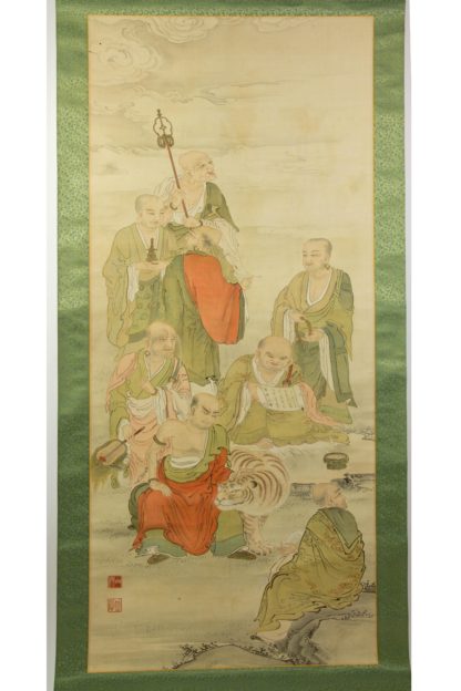 Rollbild, Japan, 20. Jh., Darstellung von 8 Mönchen/Heiligen, grüne Stoffeinfassung, Knickspuren, sonst guter Zustand, L: 178 cm. www.beyreuther.de