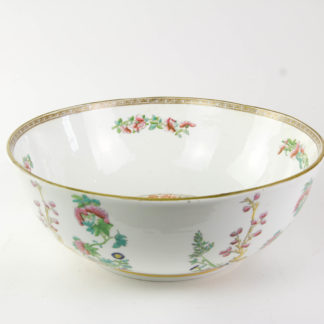 Große Schale, China, 20. Jh., Porzellan, umlaufend mit Blumenarrangements verziert, innen stark berieben, unbeschädigt, D: 33 cm. www.beyreuther.de