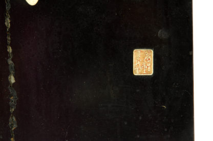 Paneel, Japan, Meiji-Zeit, um 1880, Holz, mit Schwarzlack überzogen, plastische Darstellung von zwei Tänzerinnen aus gravierten, geschwärzten und eingelegten Bein und Perlmut, sehr hochwertige Arbeit, Schwundriss, Gebrauchsspuren, B: 46 cm, H: 76 cm.