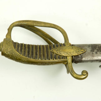 Ehrensäbel, Frankreich, erstes Kaiserreich, 1804-1814, für Garde, Jäger, Offiziere (Generäle), Modell AN IX, Messinggefäß mit Resten einer Vergoldung, spitzovales Mitteleisen,  auf der einen Seite mit Lorbeer- und Eichenlaub, auf der anderen Seite mit antikem Helm, Schwert, Trompete und Lanzen verziert, Griffkappe mit Lorbeer,  Ornamenten sowie einer Kartusche mit Medusa dekoriert, (als Zeichen für Generäle im ersten Kaiserreich), Holzgriffstück mit Rochenhaut überzogen, gebogene Klinge mit zwei Hohlschliffen und Pandurenspitze, Stahlscheide, Gefäß etwas gedrückt, Stahlscheide porig, sonst absolut unberührtes Stück, Literatur: vergl. Les Sabre, Jean Lhoste, Seite 305 und Armes Blanches, Jean Lhoste Seite 69, L: 101 cm. www.beyreuther.de