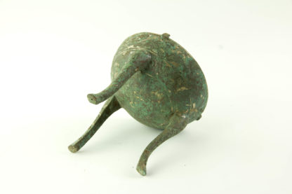 Dreibein, China, im Stil der Song-Dynastie, Ausgrabungsstück, Kopie?, Bronze, mit Einlegearbeiten aus einem Weißmetall, H: 15 cm, D: 16 cm.